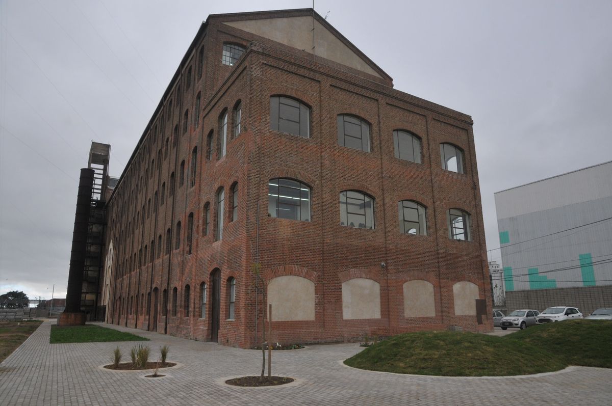 Por un paro de trabajadores municipales, no hay actividad en el Liceo Municipal.