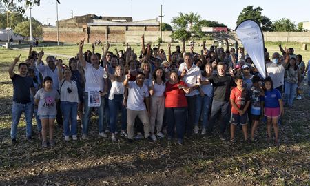 La canidata Laura Mondino cerró su campaña con una recorrida por tres barrios del noroeste de la ciudad: Yapeyú, Acería y Las Flores II. La canidata Laura Mondino cerró su campaña con una recorrida por tres barrios del noroeste de la ciudad: Yapeyú, Acería y Las Flores II.