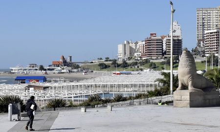 Desde la ciudad de Buenos Aires se puede llegar sin muchas complicaciones a Mar del Plata en tren. Desde la ciudad de Buenos Aires se puede llegar sin muchas complicaciones a Mar del Plata en tren.
