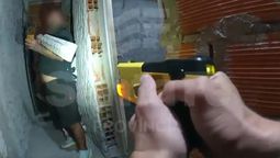El momento en que el efectivo le disparaba al agresor con una pistola taser.&nbsp;