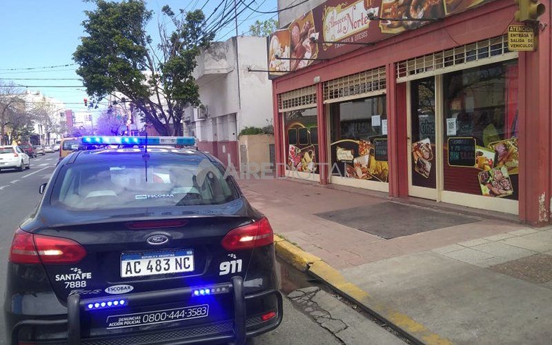 Balearon a un comerciante en un asalto a una fiambrería céntrica y ahora pelea por su vida