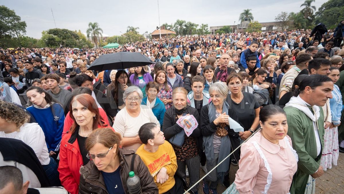 Cientos de personas presenciaron la misa del arzobispo.