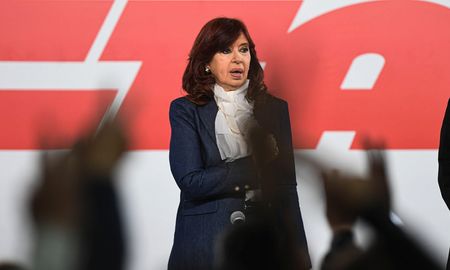 La vicepresidenta participó de un acto por el Día de la Bandera en la CTA, acompañada de dirigentes políticos y con un discurso contundente en materia económica. La vicepresidenta participó de un acto por el Día de la Bandera en la CTA, acompañada de dirigentes políticos y con un discurso contundente en materia económica.