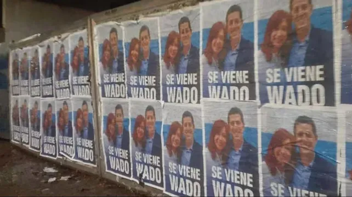 En las cercanías de la Plaza de Mayo, donde este jueves habló Cristina Fernández de Kirchner, aparecieron afiches con la leyenda