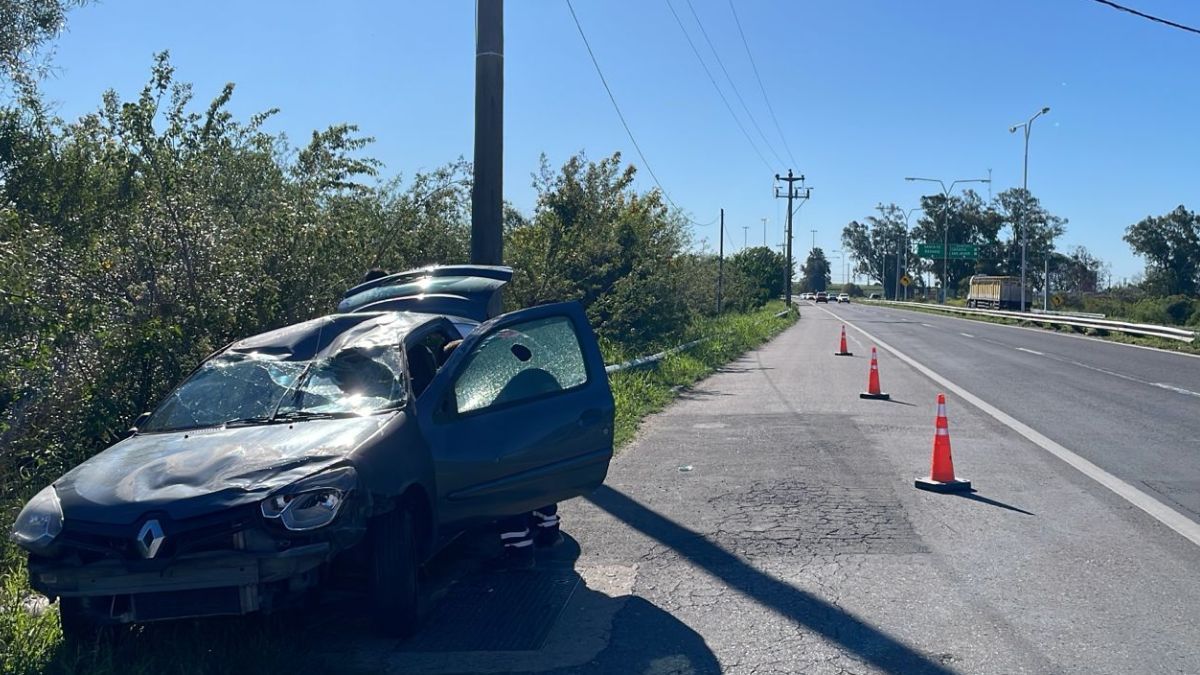 Así quedó el automóvil tras el vuelco en Ruta Nacional 168.