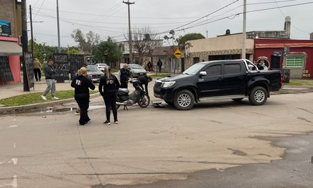 El siniestro se produjo durante la tarde del lunes, en la intersección de las calles Javier de la Rosa y 1° de Mayo, barrio Transporte de Santa Fe. El siniestro se produjo durante la tarde del lunes, en la intersección de las calles Javier de la Rosa y 1° de Mayo, barrio Transporte de Santa Fe.