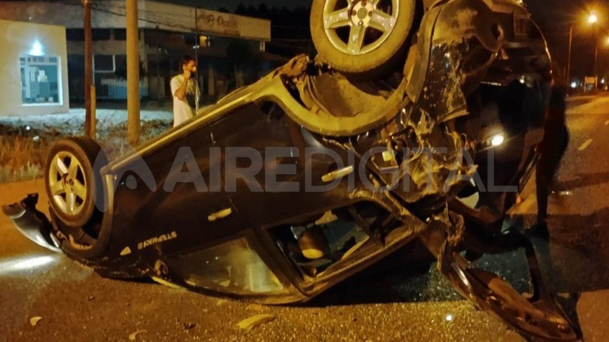 El personal de salud logró sacar al joven del auto y le hicieron los primeros auxilios, pero no lograron salvarle la vida. El personal de salud logró sacar al joven del auto y le hicieron los primeros auxilios, pero no lograron salvarle la vida.