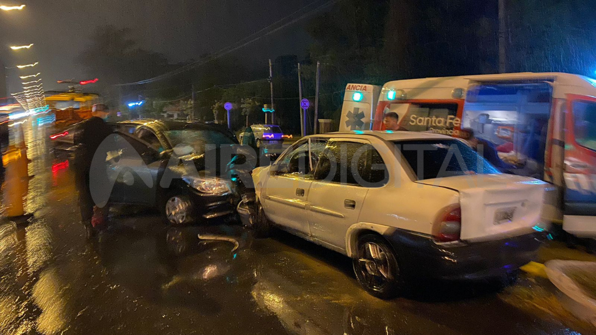 Personal del 107, municipal y policial trabajaron en el lugar para asistir a los involucrados y efectuar un operativo de tránsito.