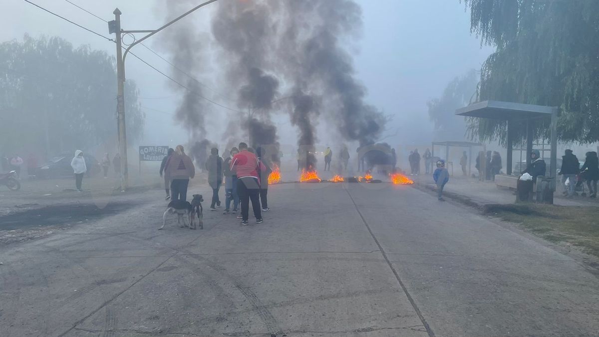 Los neumáticos encendidos dispuestos a lo largo de toda la calzada, en ambos sentidos de circulación.