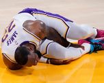 LeBron James sufrió una lesión en el partido de Los Ángeles Lakers ante Atlanta Hawks por la NBA y será baja por tiempo indefinido. LeBron James sufrió una lesión en el partido de Los Ángeles Lakers ante Atlanta Hawks por la NBA y será baja por tiempo indefinido.