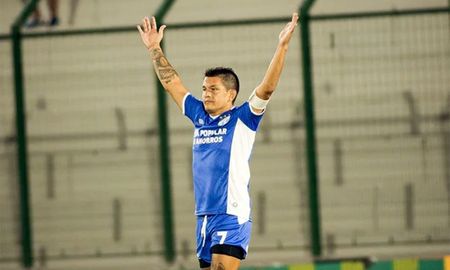 De mitad de cancha, el Pulga sorprendió al arquero rival. De mitad de cancha, el Pulga sorprendió al arquero rival.