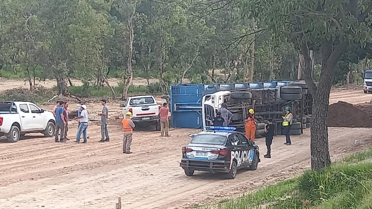 Tras el accidente, la policía y los servicios de emergencia trabajaron en el lugar. Tras el accidente, la policía y los servicios de emergencia trabajaron en el lugar.