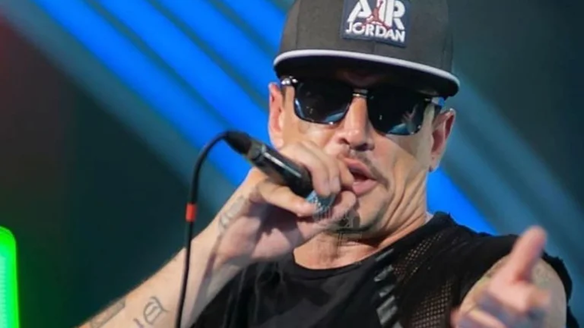 Detuvieron al cantante de La Liga por abuso sexual de menores