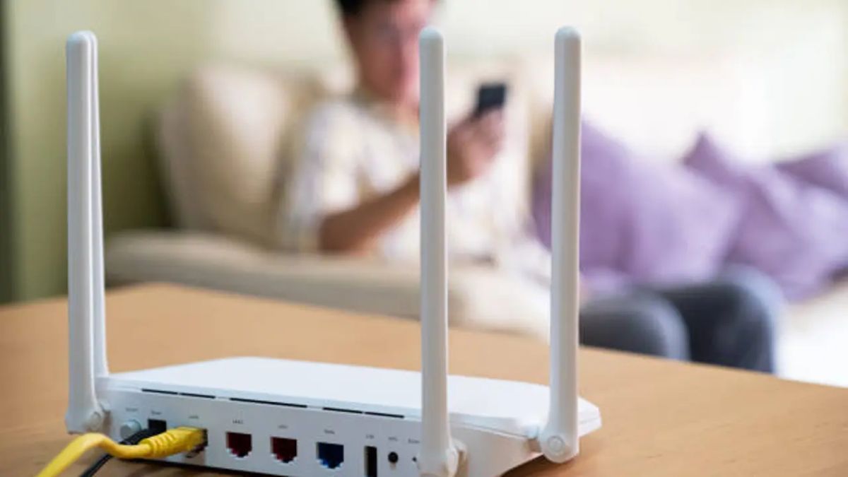 Colocar el router en el centro y en altura mejora la cobertura en toda la casa. Colocar el router en el centro y en altura mejora la cobertura en toda la casa.