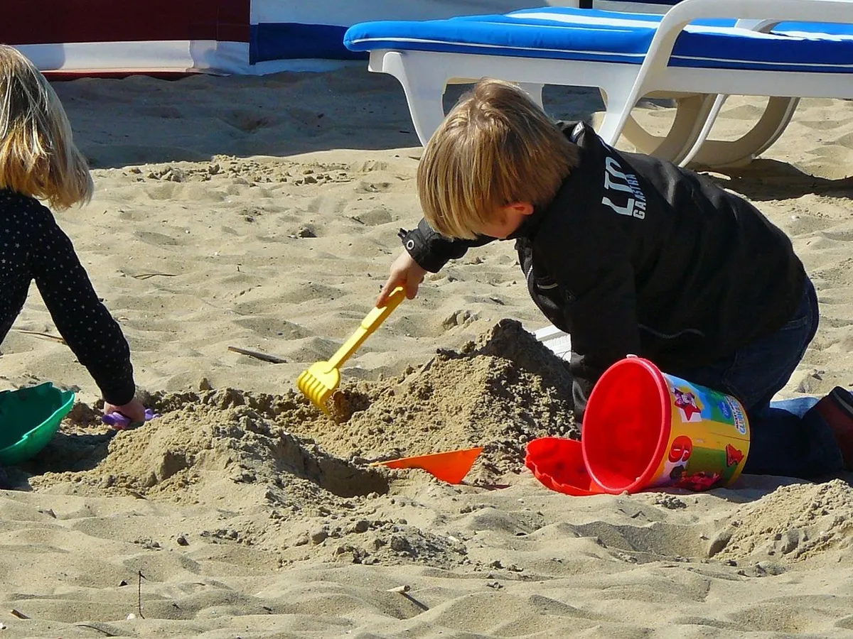 Un nene de 11 años murió aplastado por un castillo de arena mientras jugaba en una playa de Chile