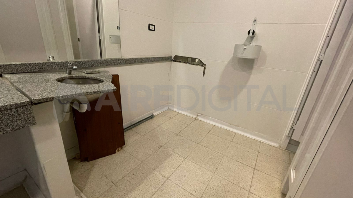 La mesada del baño de mujeres de la sala de espera está rota.