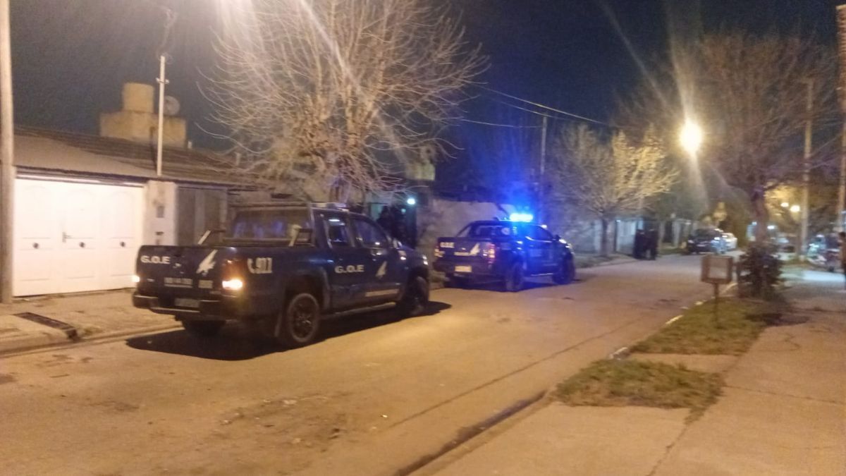 Un agente policial se atrincheró en su casa de barrio Nueva Esperanza tras una discusión con su pareja.