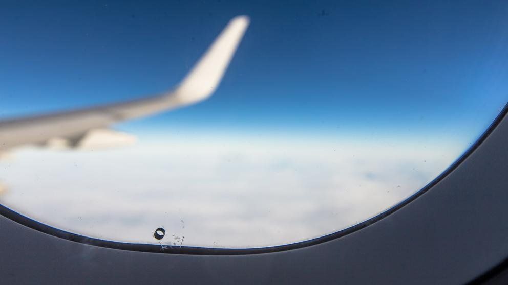 El respiradero es el nombre que reciben los pequeños agujeros de las ventanas del avión que tienen la función de equilibrar la presión con el exterior.
