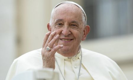 El rostro sonriente del difunto papa Francisco iluminó el cielo de Roma este sábado, en una imagen histórica formada por un enjambre de drones sobre la monumental Plaza de San Pedro del Vaticano. El rostro sonriente del difunto papa Francisco iluminó el cielo de Roma este sábado, en una imagen histórica formada por un enjambre de drones sobre la monumental Plaza de San Pedro del Vaticano.