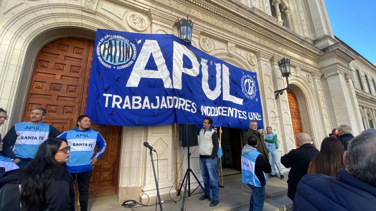 La recolección de firmas, que se extenderá hasta el 2 de julio, busca visibilizar la necesidad de una ley que asegure el financiamiento automático para las universidades públicas y que permita garantizar la calidad educativa. La recolección de firmas, que se extenderá hasta el 2 de julio, busca visibilizar la necesidad de una ley que asegure el financiamiento automático para las universidades públicas y que permita garantizar la calidad educativa.