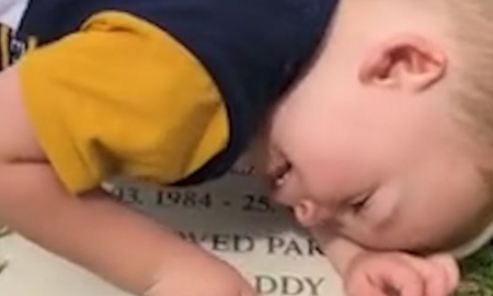 El video que conmovió a Reino Unido: un niño jugando sobre la lápida de su padre y charlando con él