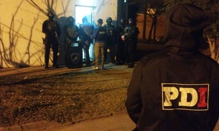 La detención se dio tras dos allanamientos en Callejón Funes al 4600 y Fray Mamerto Esquiú al 2800. La detención se dio tras dos allanamientos en Callejón Funes al 4600 y Fray Mamerto Esquiú al 2800.