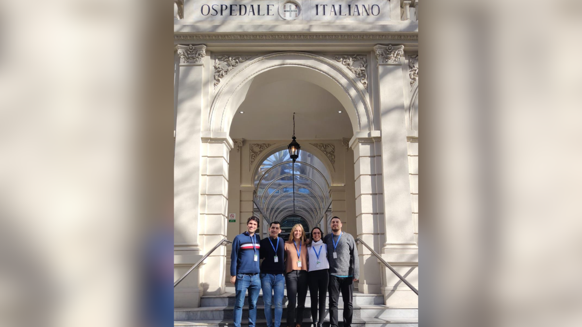 Integrantes del área de Informática en Salud en el emblemático ingreso del Hospital Italiano. En el centro, la doctora María Clara Horn, quien llega a Santa Fe para disertar sobre la optimización de la tarea médica mediante la tecnología. Integrantes del área de Informática en Salud en el emblemático ingreso del Hospital Italiano. En el centro, la doctora María Clara Horn, quien llega a Santa Fe para disertar sobre la optimización de la tarea médica mediante la tecnología.