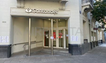 El fuego en la sucursal bancaria pudo ser controlado por los bomberos.