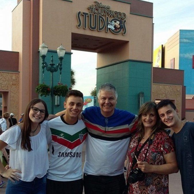 Alejandro Macchi junto a su familia.