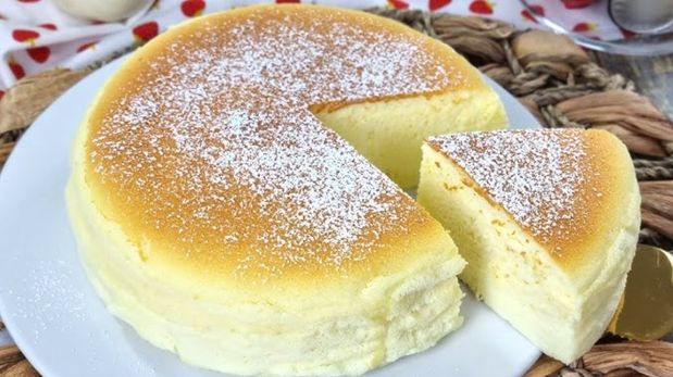 Una torta liviana y esponjosa que no lleva azúcar ni harina.