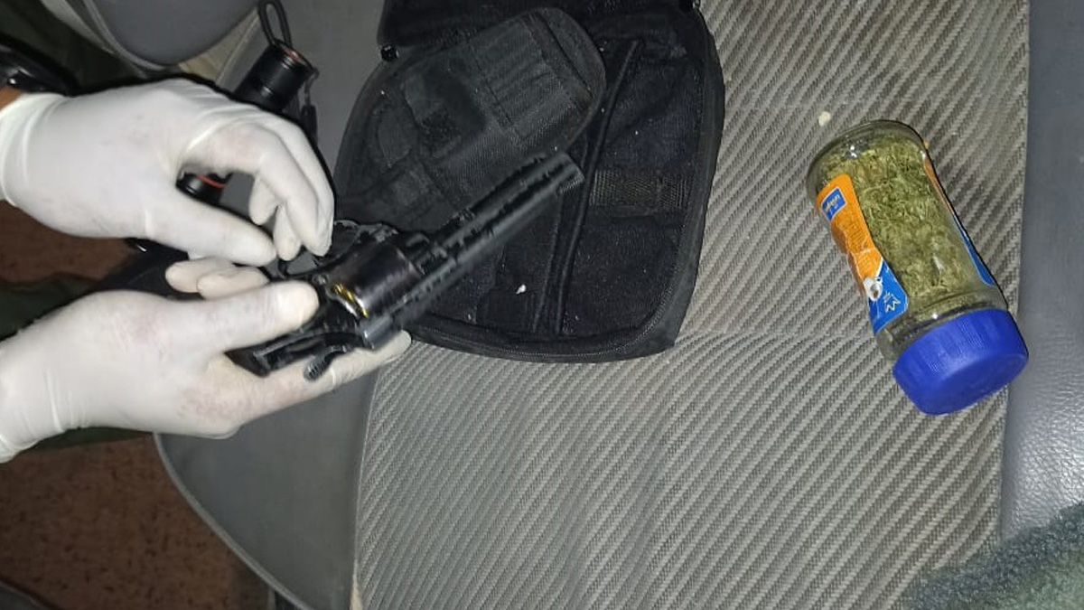 Los elementos secuestrados dentro del vehículo en barrio Coronel Dorrego.