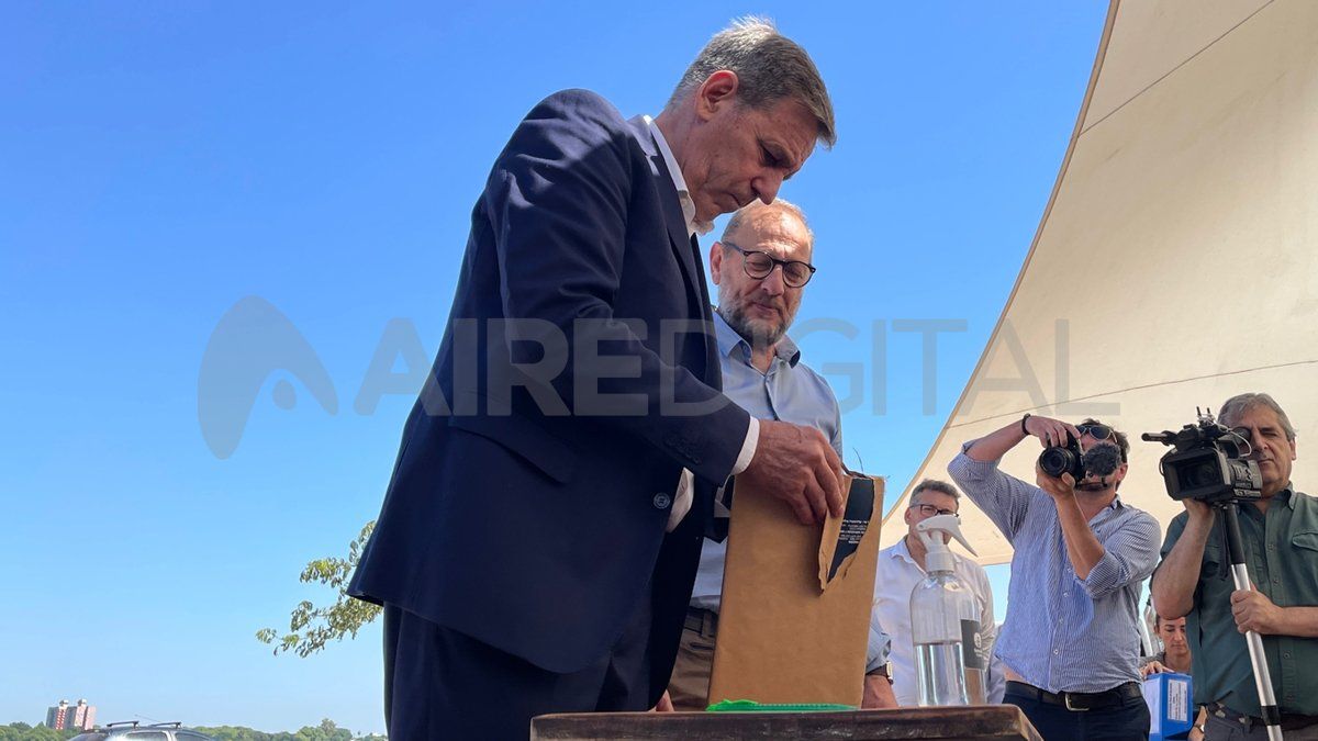 El intendente Emiio Jatón y el ministro de Gestión Pública de la provincia, Marcos Corach, estuvieron en la apertura de sobres.