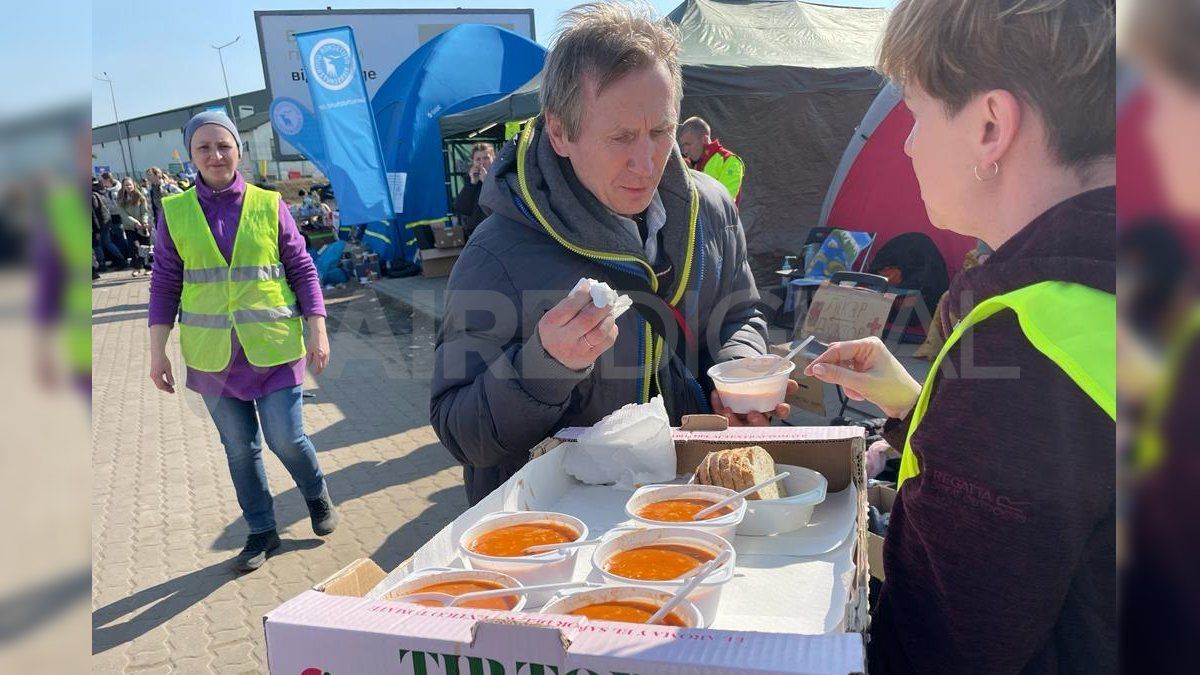 Con temperaturas por debajo del cero, las bebidas y alimentos calientes son claves para los refugiados que llevan horas esperando para cruzar la frontera hacia Polonia.