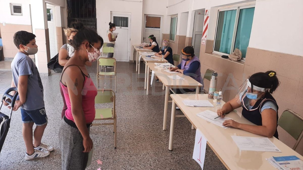 Las madres retirando las actividades que las docentes elaboraban para darle continuidad al proceso de aprendizaje. 