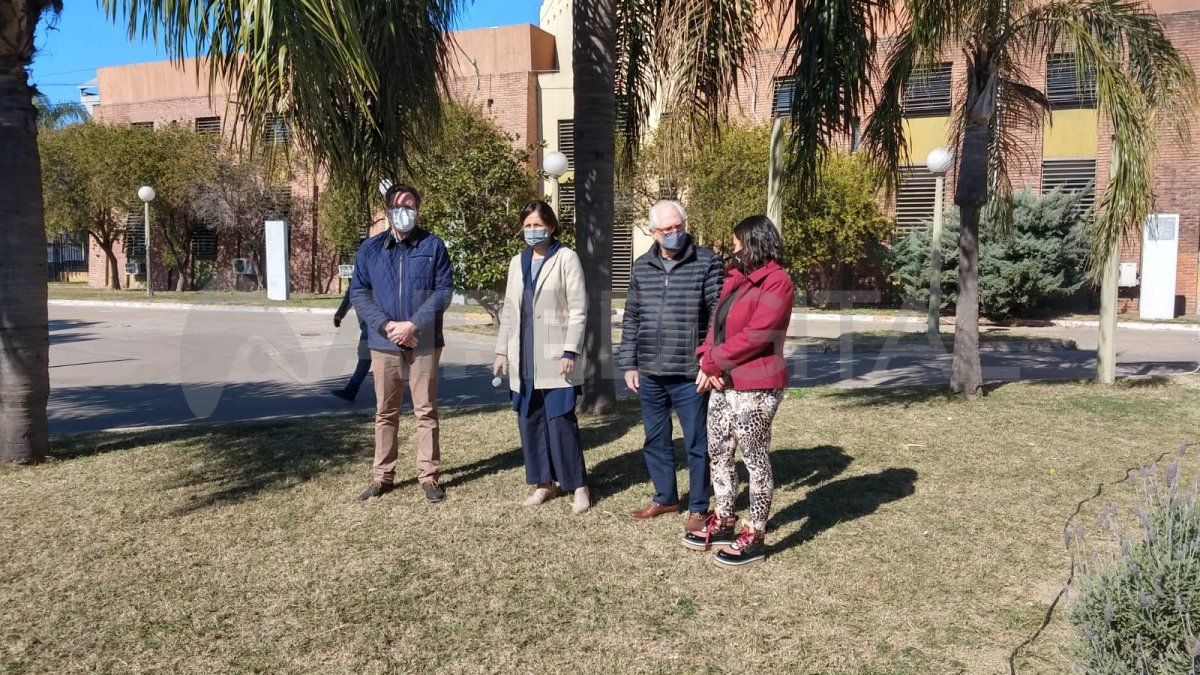 Conferencia de prensa en el hospital de Niños por el inicio de la vacunación covid de adolescentes con comorbilidades. De izquierda a derecha: Pablo Ledesma, secretario técnico del hospital Alassia; Marcela Fowler, subsecretaria de Primer y Segundo Nivel de Atención zona Centro Norte; Rodolfo Roselli, director de la Región de Salud Santa Fe; y Jorgelina Mudallel, concejala de la ciudad.