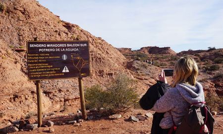 Las formaciones de areniscas rojas de Quijadas resguardan sedimentos del Mesozoico, donde los paleontólogos hallaron restos de reptiles voladores y huellas de dinosaurios únicas en el mundo. Las formaciones de areniscas rojas de Quijadas resguardan sedimentos del Mesozoico, donde los paleontólogos hallaron restos de reptiles voladores y huellas de dinosaurios únicas en el mundo.