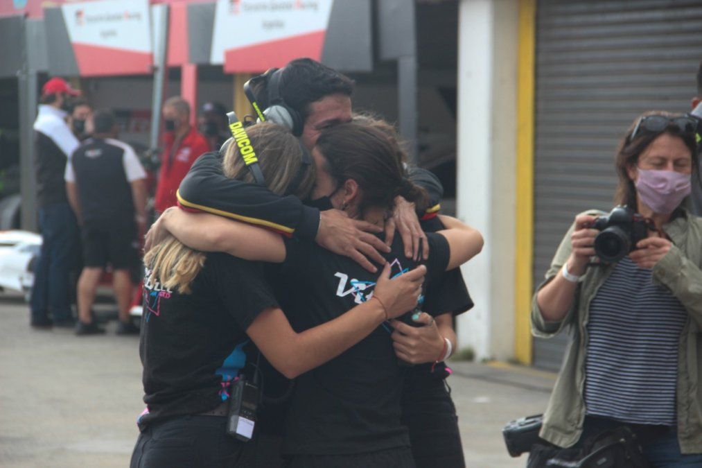 La emoción de las integrantes del Vitarti Girl's Team tras lograr el segundo puesto en su debut.