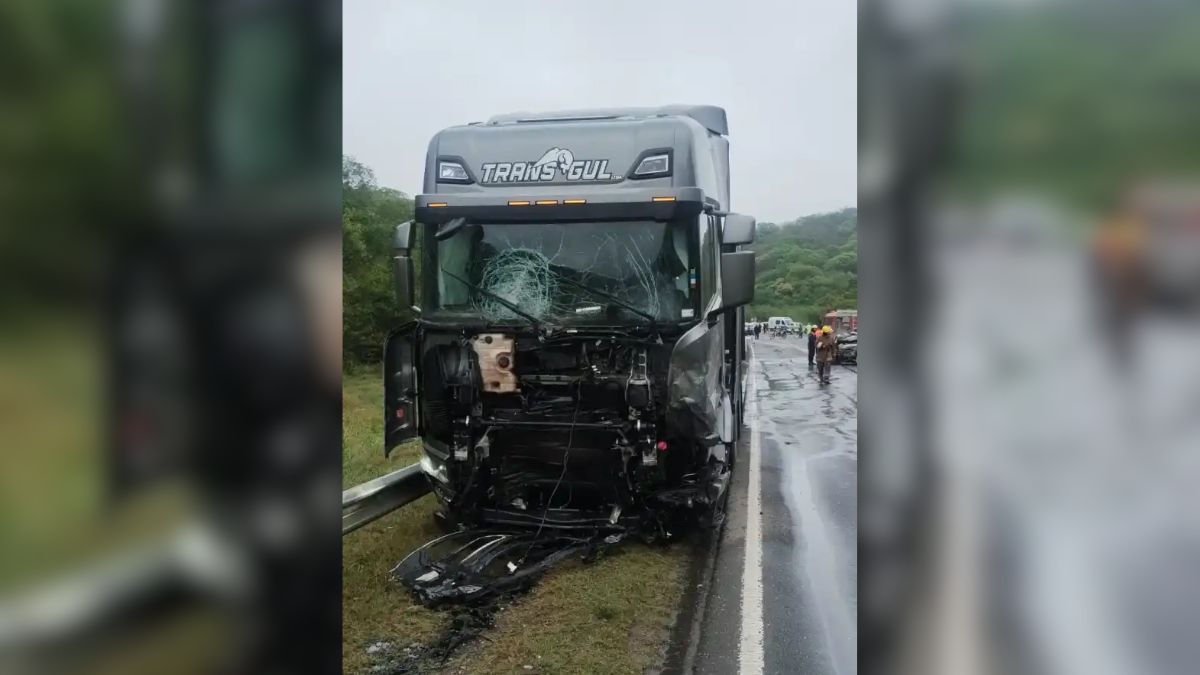 El choque se produjo entre un Renault Logan y un cami&oacute;n de origen chileno.