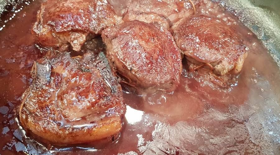 Bifes al vino tinto con zanahorias y zapallo al horno