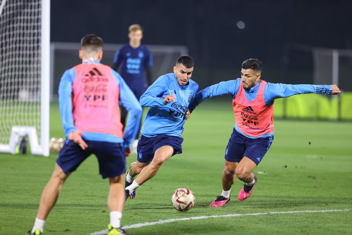 La Selección Argentina regresa a los entrenamientos para empezar a definir el equipo para el juego decisivo del domingo.