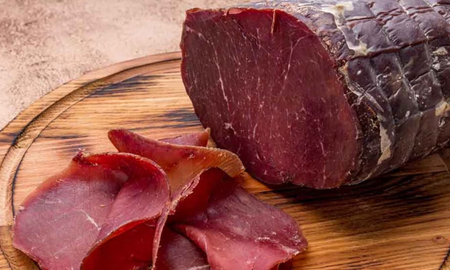 Descubrí la bresaola, un embutido de carne magra, y aprendé a usarlo en platos frescos y fáciles de preparar. Descubrí la bresaola, un embutido de carne magra, y aprendé a usarlo en platos frescos y fáciles de preparar.