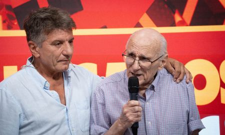 José Luis Ambrosino, líder del Movimiento Los Sin Techo, puso en palabras junto a Luis Mino lo que significó el camino recorrido junto a AIRE y la respuesta de los santafesinos a la campaña solidaria. José Luis Ambrosino, líder del Movimiento Los Sin Techo, puso en palabras junto a Luis Mino lo que significó el camino recorrido junto a AIRE y la respuesta de los santafesinos a la campaña solidaria.