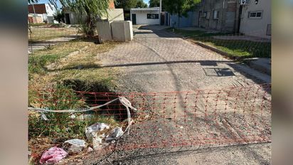 Vecinos de barrio Barranquitas Oeste reclaman por un hundimiento en la calzada y advierten riesgo por el uso de una plaza como calle