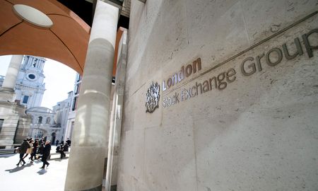 la bolsa de londres bajo un 0,82 % despues de la restauracion de aranceles a brasil y argentina la bolsa de londres bajo un 0,82 % despues de la restauracion de aranceles a brasil y argentina