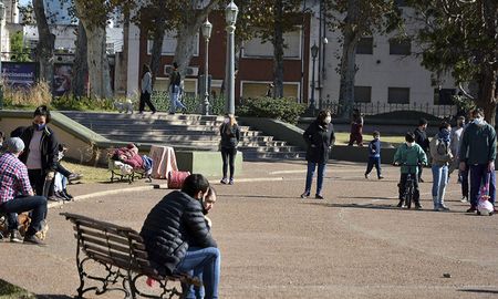 Los encuentros familiares en Córdoba se podrán realizar el domingo entre las 11 y las 23 horas, en espacios ventilados, con distancia social y las medidas de higiene correspondientes. Los encuentros familiares en Córdoba se podrán realizar el domingo entre las 11 y las 23 horas, en espacios ventilados, con distancia social y las medidas de higiene correspondientes.