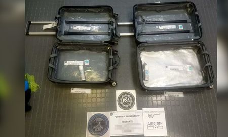 Un joven de 18 años fue detenido al intentar viajar a Barcelona con 24 kilos de cocaína en su valija. Un joven de 18 años fue detenido al intentar viajar a Barcelona con 24 kilos de cocaína en su valija.