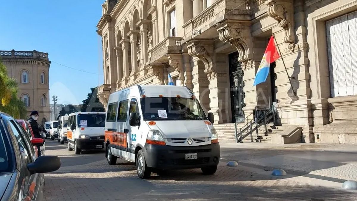 Bocinazo de transportes escolares alrededor de la Casa de Gobierno