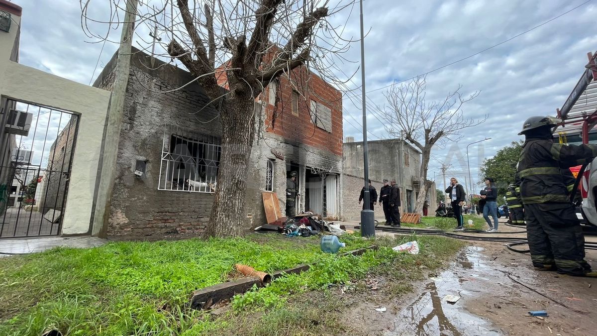 Los vecinos asistieron a la dueña de casa hasta la llegada de los bomberos. Los vecinos asistieron a la dueña de casa hasta la llegada de los bomberos.
