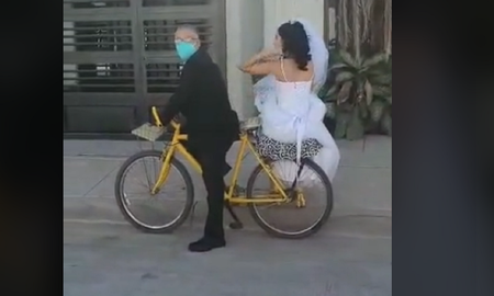 Video viral: un papá llevó en bicicleta a su hija hasta el altar. Video viral: un papá llevó en bicicleta a su hija hasta el altar.