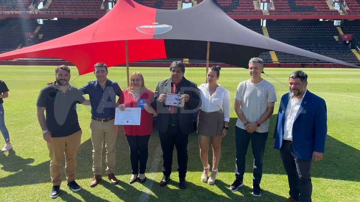 Hugo y Norma se conocen hace más de 30 años y hoy sellaron su amor con una ceremonia por civil en la cancha de Colón.